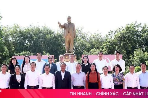 Đoàn đại biểu cấp cao Hà Tĩnh dâng hoa tưởng niệm các lãnh tụ tại Savannakhet