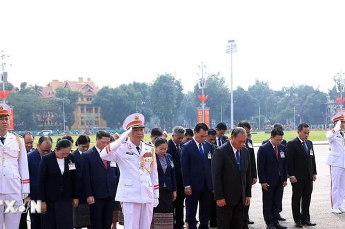 Thường trực Ban Bí thư Lào đến đặt vòng hoa, vào Lăng viếng Chủ tịch Hồ Chí Minh và tưởng niệm các Anh hùng liệt sỹ