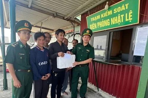 Tàu cá bốc cháy trên biển Nhật Lệ, 5 ngư dân may mắn được cứu sống