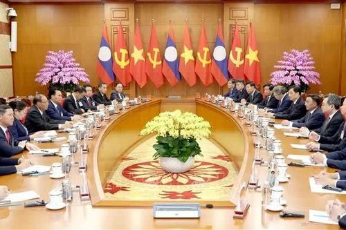 Thường trực Ban Bí thư Trần Cẩm Tú hội đàm với Thường trực Ban Bí thư Lào