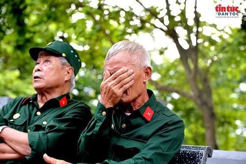 Nghẹn ngào giây phút đồng đội và người dân đón liệt sĩ trở về