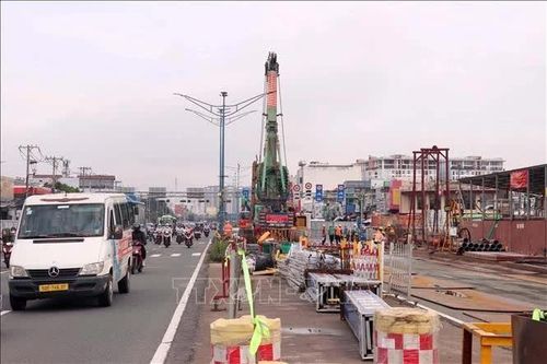 Bố trí 'làn đường linh hoạt', giảm ùn ứ khi thi công metro Bến Thành - Tham Lương