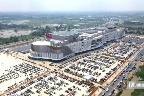 Hàng nghìn người đổ về trung tâm thương mại lớn nhất miền Trung ngày mở cửa