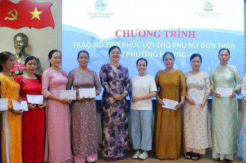 Huế: Trao sinh kế tiếp sức cho phụ nữ đơn thân