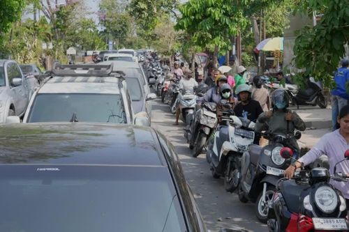 Hàng dài xe nối đuôi tại Bali chờ đổ xăng