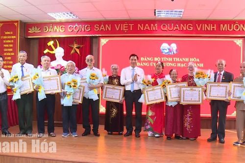 Phường Hạc Thành trao tặng, truy tặng Huy hiệu Đảng cho 1.586 đảng viên