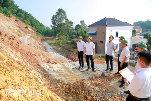 Phó Chủ tịch UBND tỉnh Cao Văn Cường kiểm tra dự án xử lý sạt lở tại xã Kim Tân và các xã lân cận