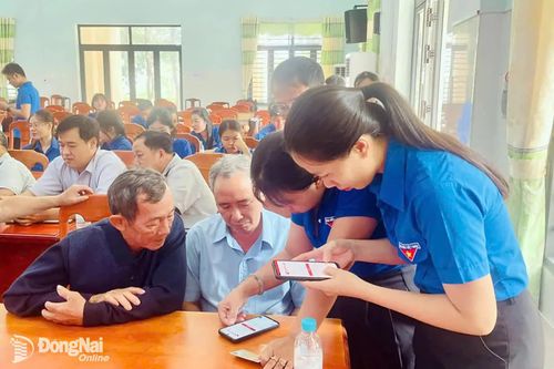 Ðôn đốc hoàn thành chương trình Bình dân học vụ số
