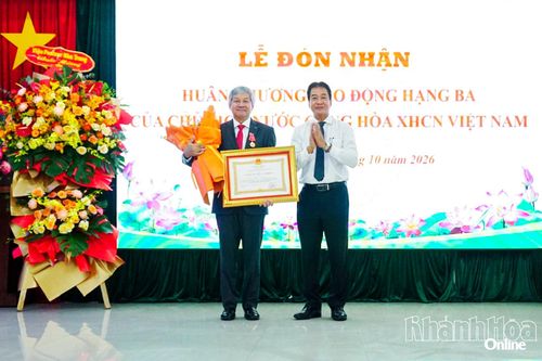 Trao Huân chương Lao động hạng Ba cho Giáo sư Yoshida Lay Myint