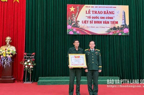 Trao Bằng “Tổ quốc ghi công” cho thân nhân liệt sĩ Đinh Văn Tiêm