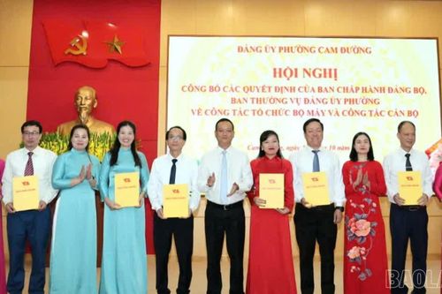 Đảng ủy phường Cam Đường công bố quyết định thành lập 15 tổ chức đảng trực thuộc