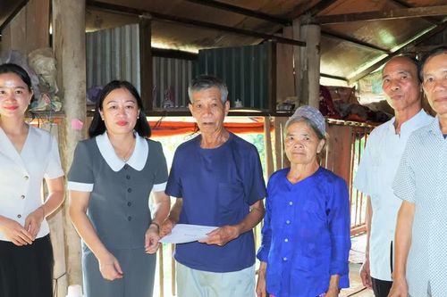 Xã Lục Yên thăm, tặng quà người cao tuổi có hoàn cảnh đặc biệt khó khăn