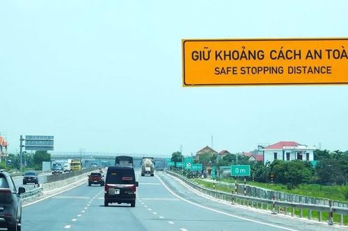 Bộ Xây dựng trả lời về quy định giữ khoảng cách an toàn trên cao tốc