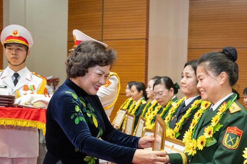 Đại tá Phạm Thị Thu Phương được trao Giải thưởng Phụ nữ Quân đội lần thứ I
