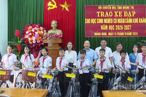 Quảng Ninh: Trao xe đạp cho học sinh hoàn cảnh đặc biệt khó khăn