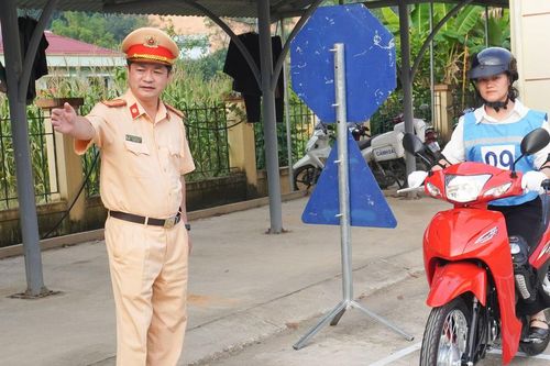 Tuyên truyền, hướng dẫn kỹ năng lái xe an toàn tại xã Nà Phặc