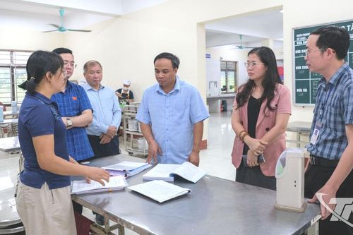 Giám sát đột xuất chất lượng bữa ăn học sinh nội trú tại xã Bình Yên