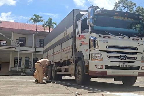 CSGT Đắk Lắk tạm giữ xe chở 20 tấn đá không rõ nguồn gốc, quá tải gần 90%