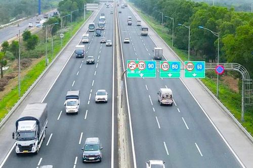 Kiểm soát tốc độ, giữ khoảng cách để giảm tai nạn trên cao tốc
