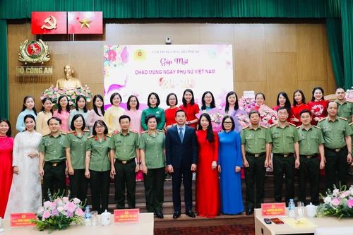 Vững vàng nơi công tác, tận tâm trong gia đình