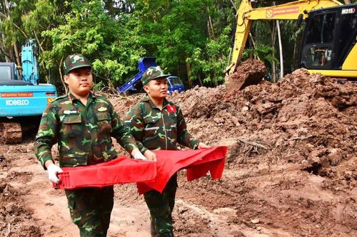 Quy tập thêm 8 hài cốt liệt sĩ cùng 3 bộ di vật kèm theo tại Công viên Lê Thị Riêng