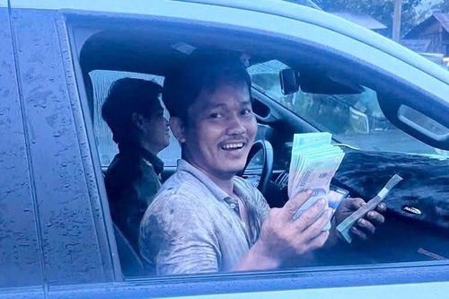 Người phụ nữ đánh rơi 200 triệu đồng giữa trời mưa và cái kết ấm lòng