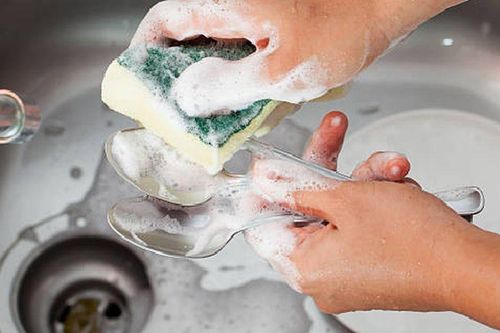 Rửa bát tưởng đơn giản nhưng không phải ai cũng làm đúng: 4 sai lầm nhiều gia đình mắc phải, tưởng sạch hóa ra đang nuôi vi khuẩn