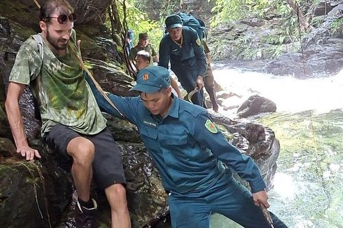 3 giờ băng rừng giải cứu 2 du khách nước ngoài đi lạc