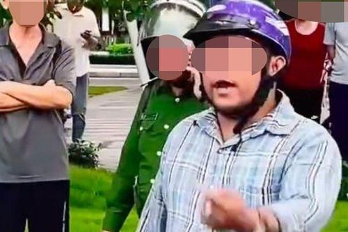 Người đàn ông đi xe máy ngược chiều, đánh tài xế ô tô sau va chạm giao thông