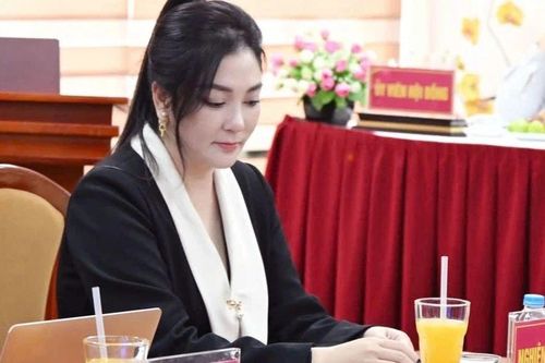 Rời xa hào quang showbiz, Hoa hậu từng sống trong nhà mái lá nay ở biệt thự Hà Nội, vừa nhận bằng Tiến sĩ