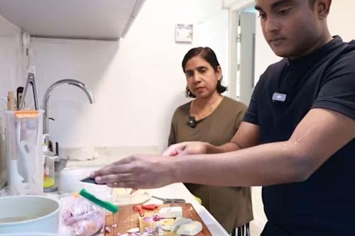 Từ cậu bé bị bạo hành, phải ngủ dưới gầm đường cao tốc đến chàng tiếp viên hàng không thu nhập 120 triệu đồng, đổi đời ở tuổi 22