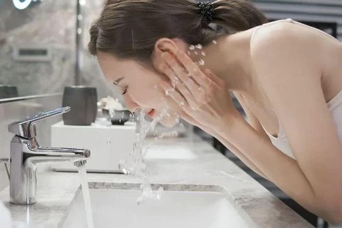 Rửa mặt bằng tay hay bằng khăn mới tốt cho da?