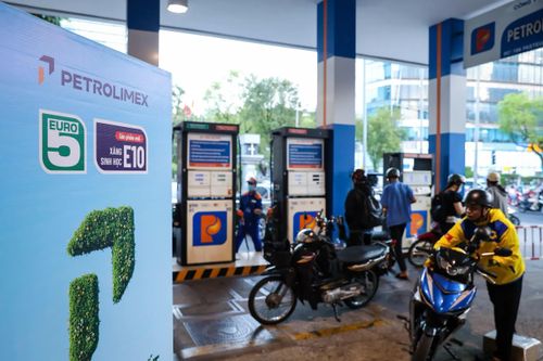 Petrolimex 'chơi lớn' khi giảm thêm 300 đồng mỗi lít xăng