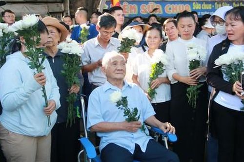 Những nhành cúc trắng tiễn các Anh về bên đồng đội