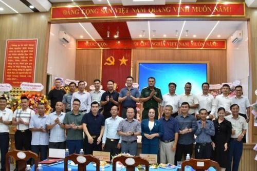 Xã Ea Ô gặp mặt, chúc mừng doanh nghiệp, doanh nhân nhân Ngày Doanh nhân Việt Nam