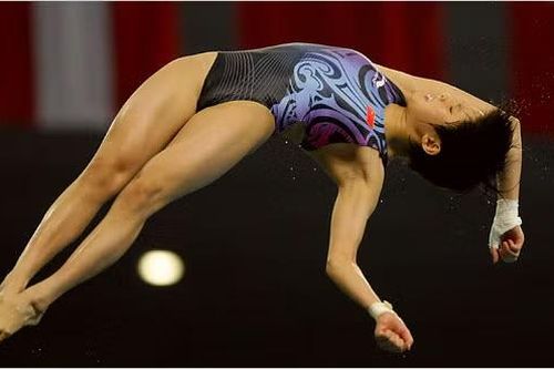 Thần đồng Trung Quốc khổ luyện từ mẫu giáo, nhịn ăn tối 2 năm để vô địch Olympic