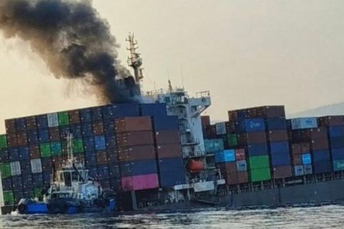 Video tàu container trúng thủy lôi, chìm dần trên eo biển Hormuz