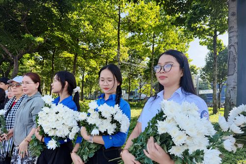 Những nhành hoa trắng và cuộc tiễn đưa 731 liệt sĩ đầy xúc động ở TP.HCM