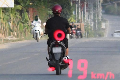 Tài xế không bằng lái chạy xe máy 79 km/h, bị phạt 10 triệu đồng