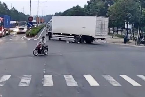Video tài xế xe tải ở TP.HCM gây tai nạn, kéo nạn nhân khỏi gầm xe rồi bỏ chạy