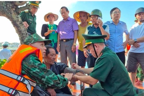 Ngư dân Hà Tĩnh trôi dạt 2 ngày trên biển được tàu cá Quảng Trị cứu