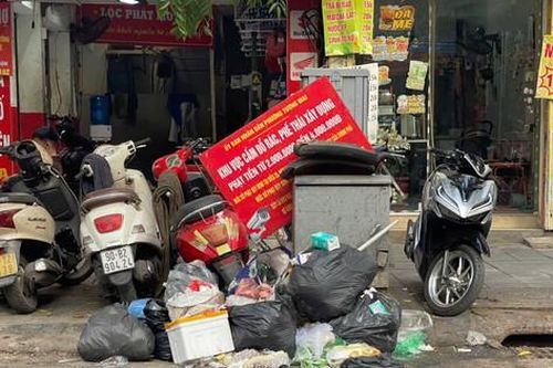 Rác thải bủa vây bốt điện trên đường Hoàng Mai