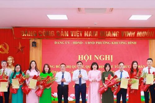Phường Khương Đình công bố các quyết định về công tác cán bộ