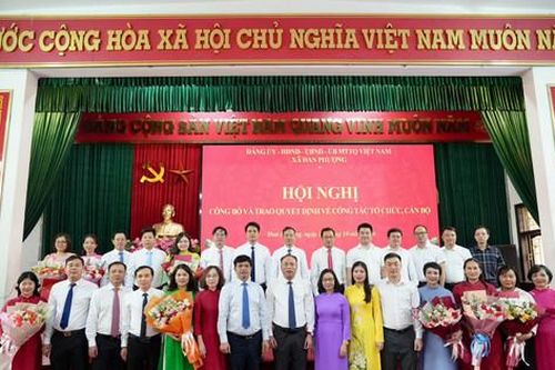 Xã Đan Phượng công bố, trao các quyết định về công tác tổ chức, cán bộ