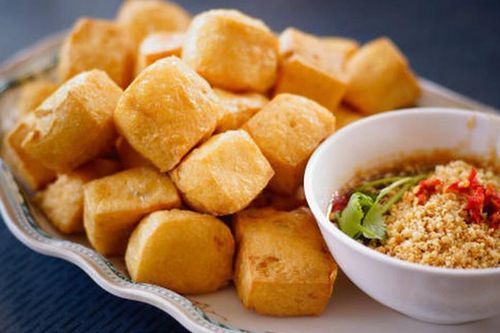 Rán đậu phụ có cần ngâm nước muối trước không? Mẹo giúp đậu vàng giòn, ít vỡ