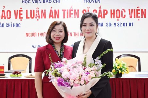 Hoa hậu Nguyễn Thị Huyền trở thành Tiến sĩ Báo chí ở tuổi 41