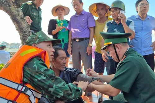 Cứu ngư dân mất tích, trôi dạt trên biển gần 2 ngày