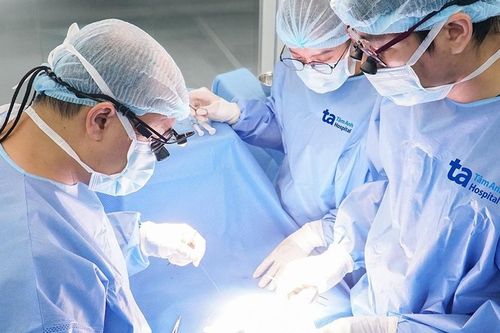 Sưng vùng kín bất thường, bé gái sinh non 27 ngày tuổi được phát hiện thoát vị bẹn hai bên