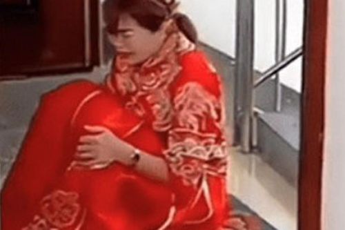 Khóc nức nở trong ngày cưới vì phải sống chung với mẹ chồng, cô dâu nhận cái kết bẽ bàng