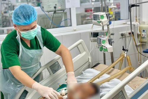 Một người từ Congo về nước mắc sốt rét, nguy kịch sau 15 ngày uống thuốc nam